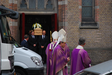 849646 Afbeelding van het naar buiten dragen van de kist met het stoffelijk overschot van kardinaal Adrianus Johannes ...
